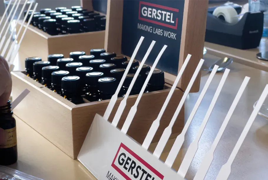 Impression of the SDA Worskhop with parfumer sticks and SDA Aroma Box