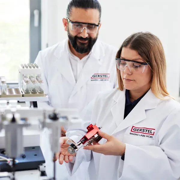 Personen in einem GERSTEL Workshop bekommen den MPS im Labor gezeigt